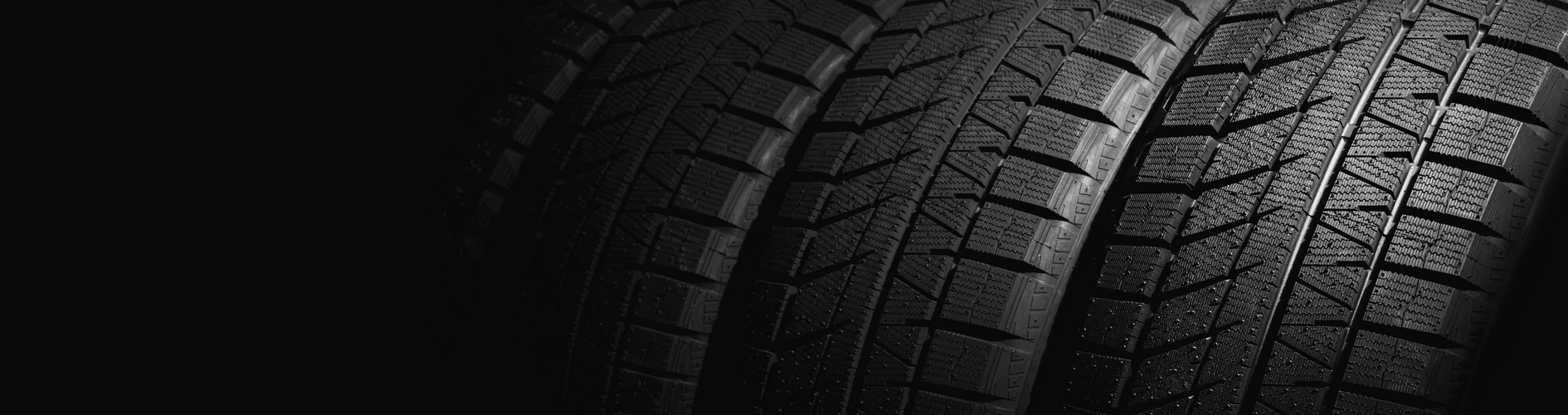 Opony stojące obok siebie